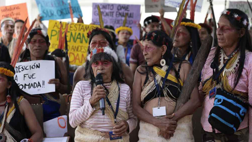 Movilización de indígenas waorani en defensa de sus territorios